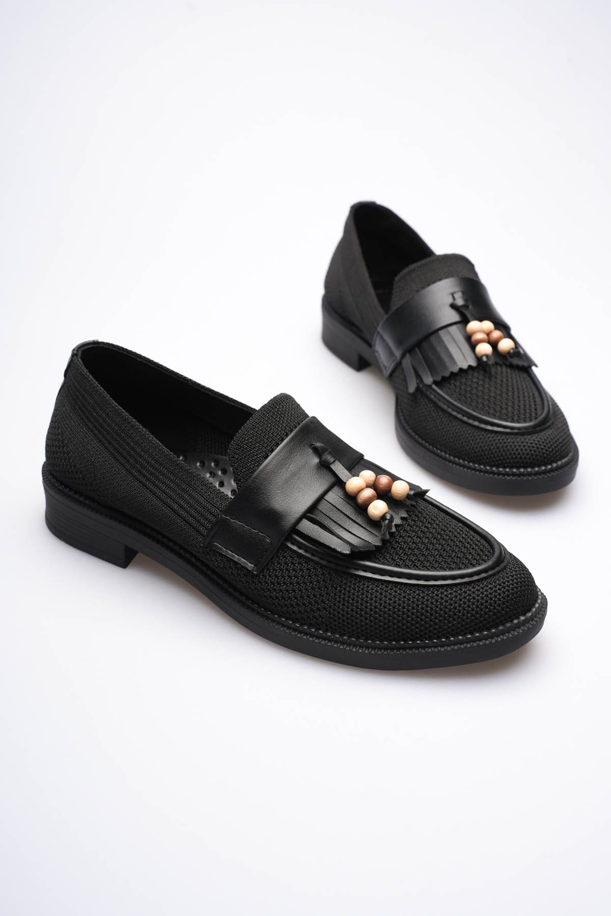 Kadın Siyah Boncuk Püsküllü Günlük Kısa Topuklu Ayakkabı TR30MS01A