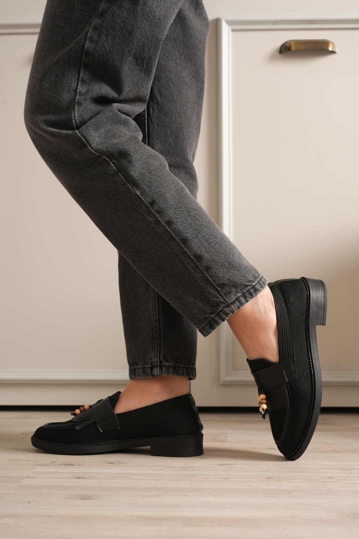 Kadın Siyah Boncuk Püsküllü Günlük Kısa Topuklu Ayakkabı TR30MS01A