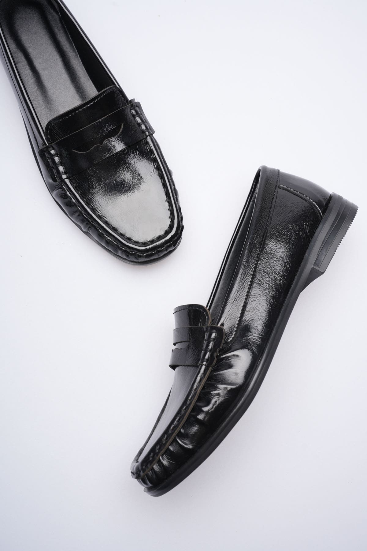 Zeloram Siyah Parlak Deri Görünümlü Kadın Penny Loafer