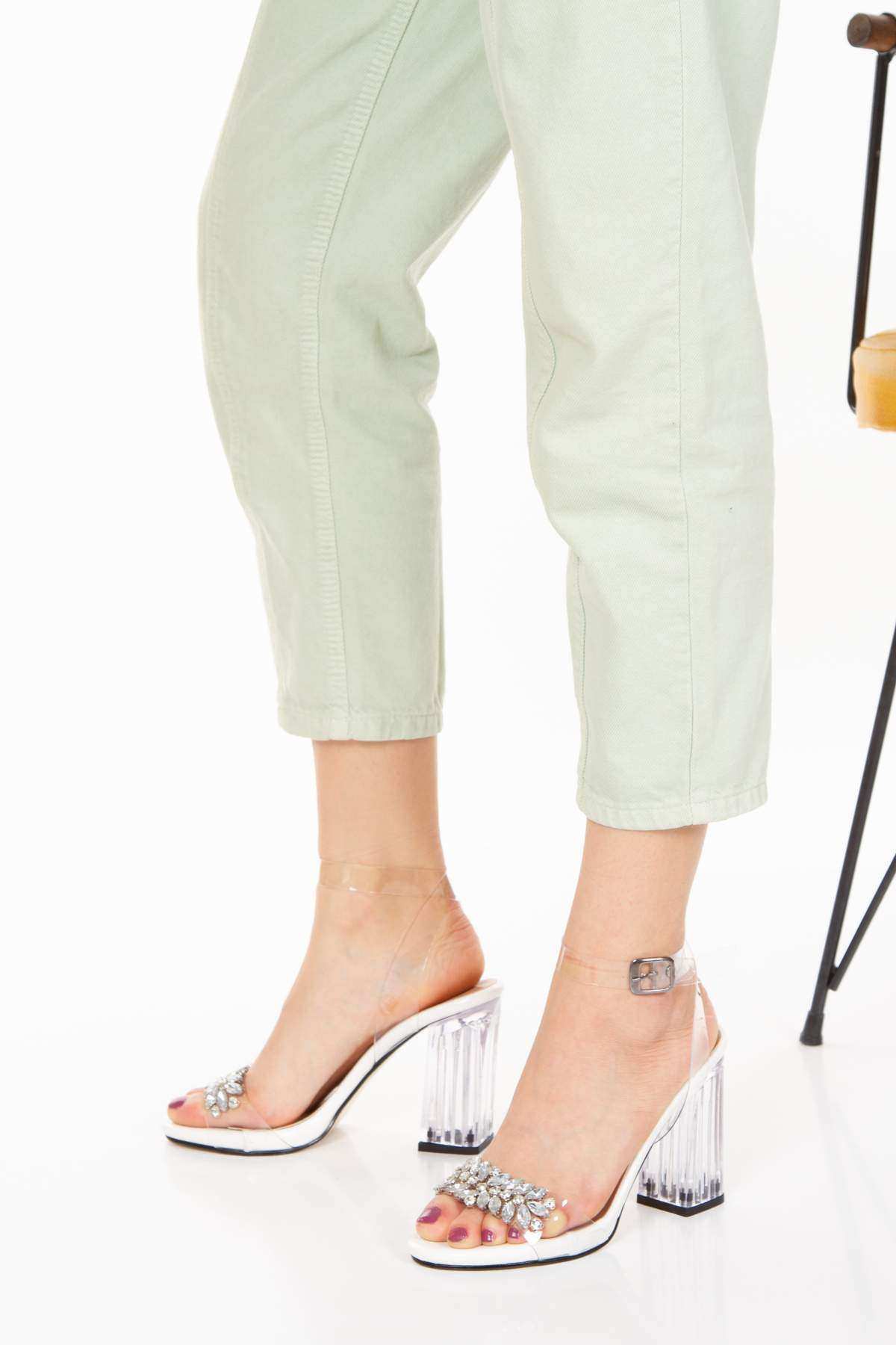 Kadın Yazlık Beyaz Rugan Şeffaf Tek Bant Taşlı Şeffaf Topuklu Ayakkabı