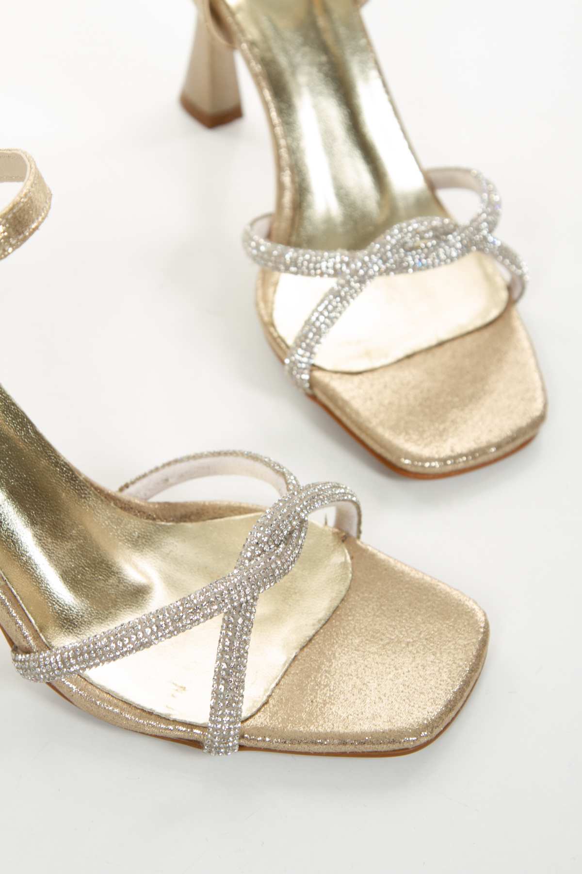 Kadın Yazlık Altın Sultan İnce Topuklu Taş İşlemeli Ayakkabı