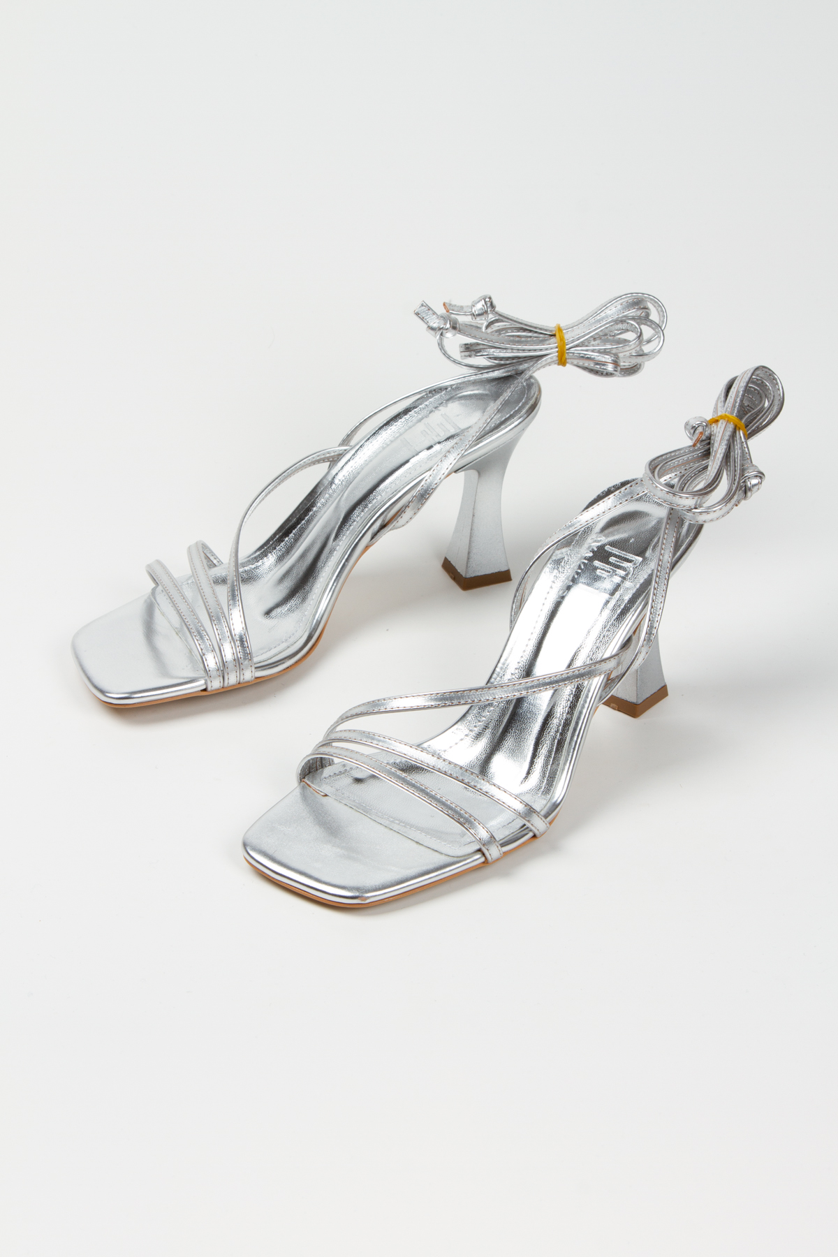 Kadın Gümüş Bilekten Bağlamalı İnce Topuklu Ayakkabı