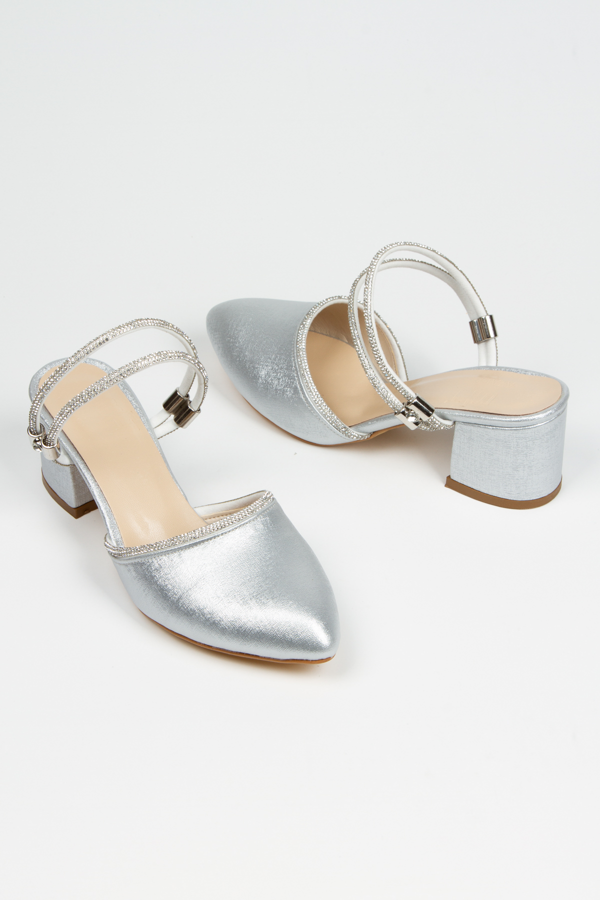Kadın Gümüş Taşlı Bilekten Ayarlamalı Kalın Topuklu Ayakkabı