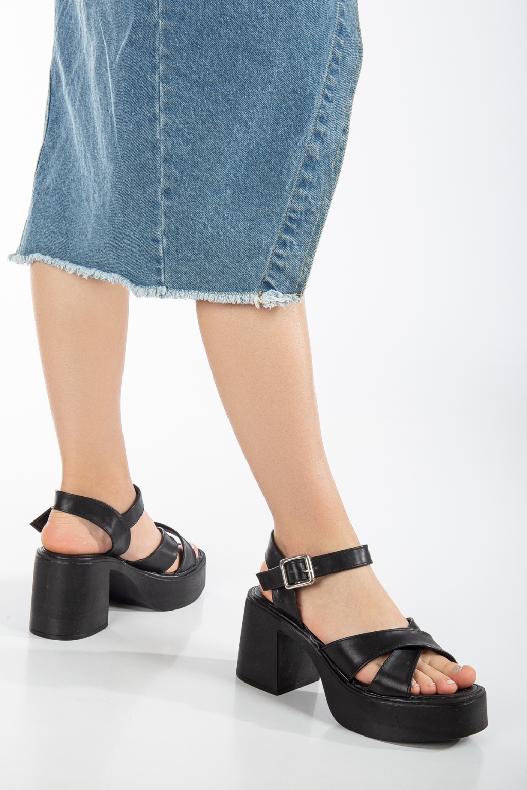 Siyah 8 cm Hazır Tabanlı Çapraz Sandalet