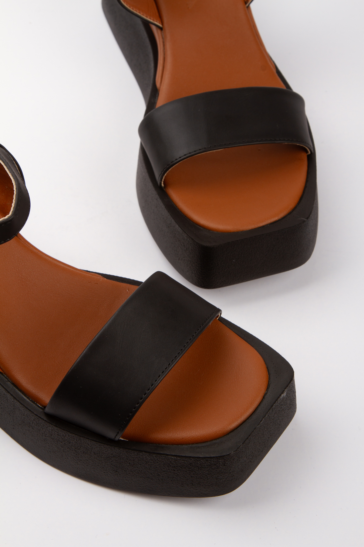 Kadın Özel Üretim Kalın Tabanlı Sandalet Siyah