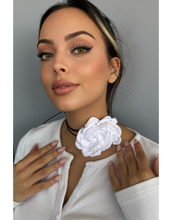 Beyaz Renk Gül Detaylı İpli Choker Kolye