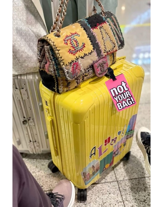 Pembe Renk Yazı Detaylı Bavul Kartlığı