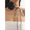 Siyah Renk Gül Detaylı İpli Choker Kolye