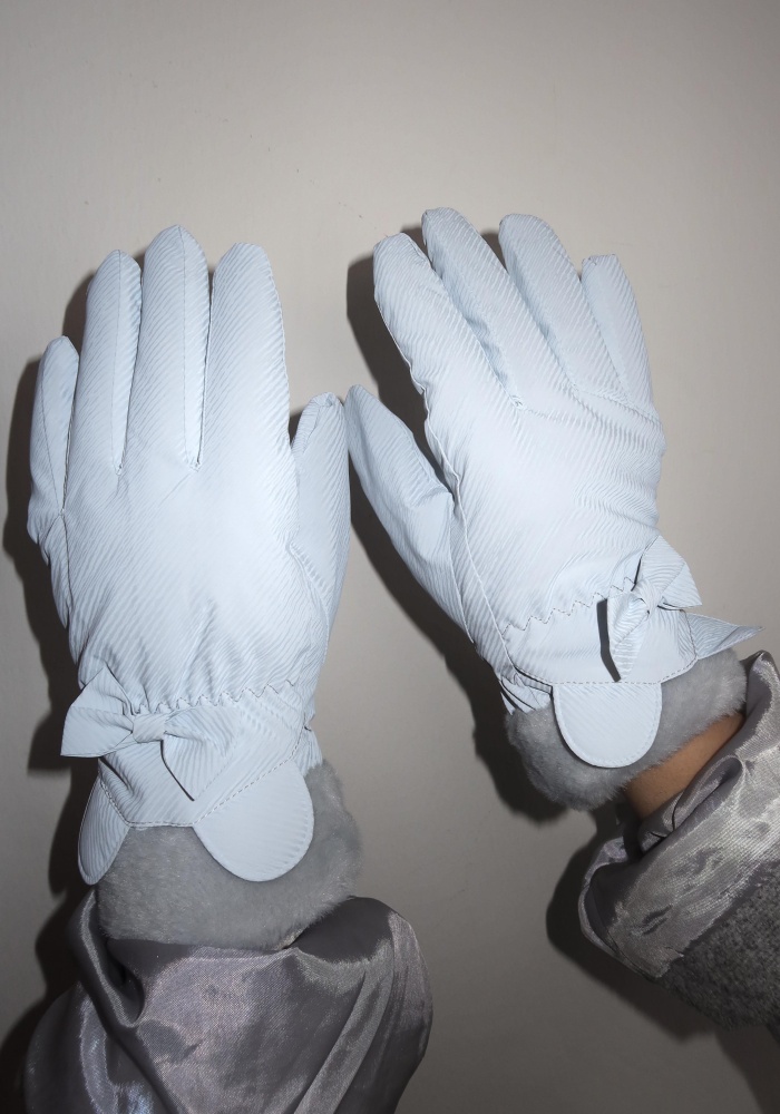 Açık Mavi Renk Kurdele Detaylı Peluş Şişme Eldiven