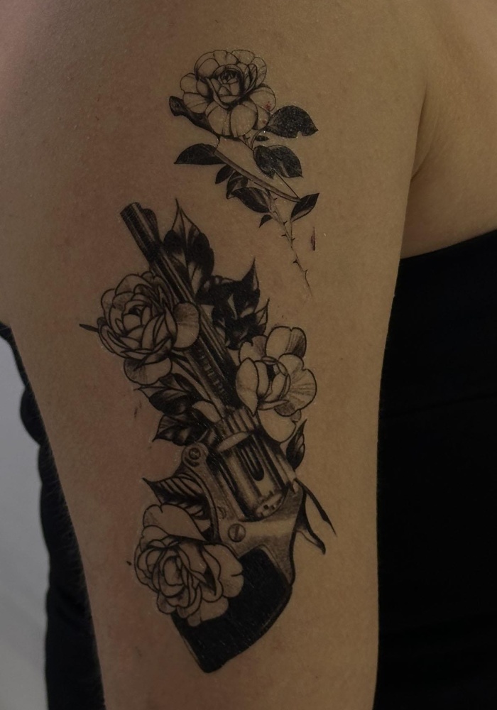Geçici Silah Ve Çiçek Figürlü Dövme Tattoo
