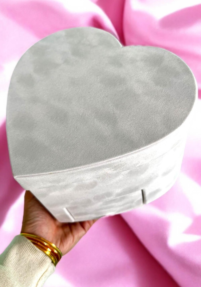 Beyaz Renk Kalp Figürlü Çekmece Detaylı Kadife Hediye Kutusu