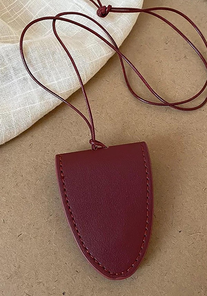 Bordo Renk Boyundan Asmalı Deri Gözlük Tutacağı