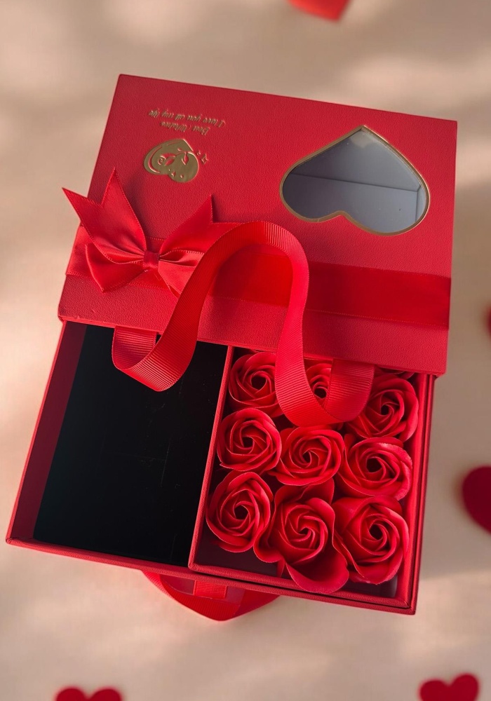 Kırmızı Renk Gül Detaylı Hediye Kutusu