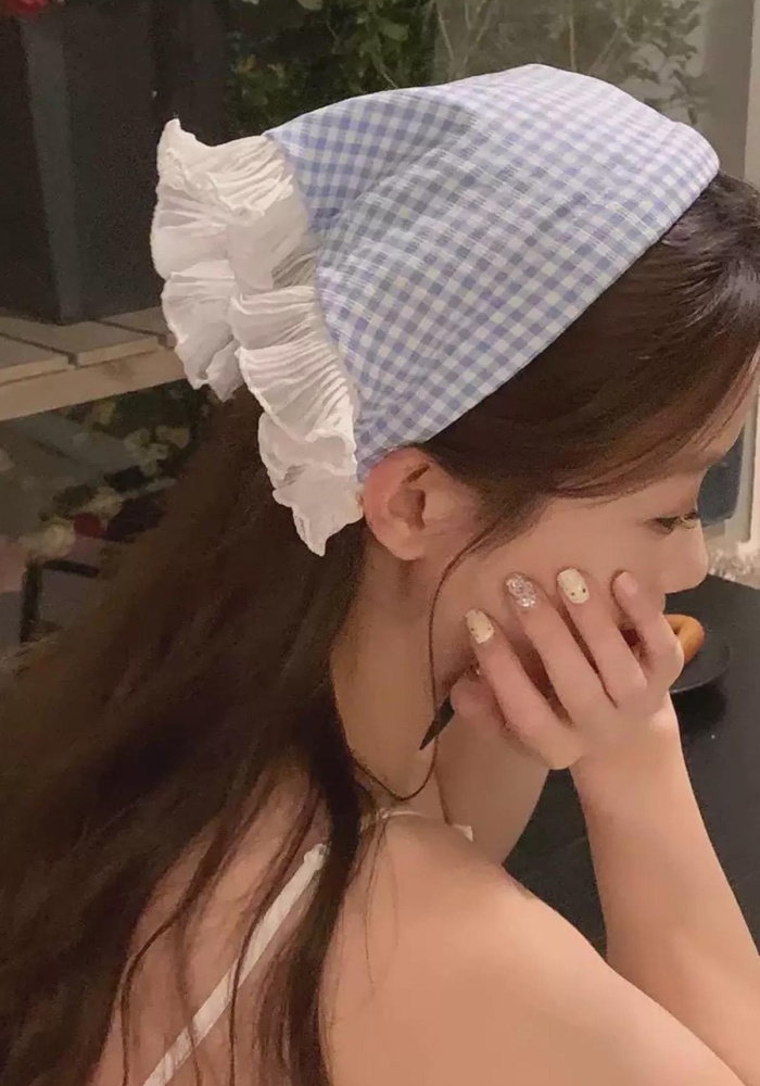 Mavi Renk Fular Detaylı Pötikare Desenli Taç