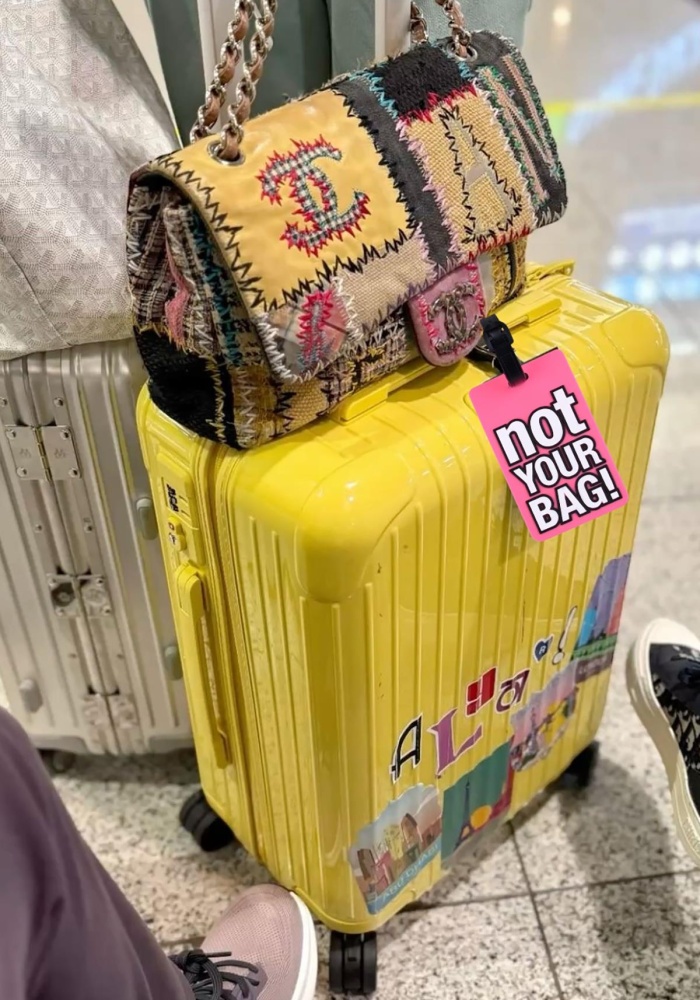 Pembe Renk Yazı Detaylı Bavul Kartlığı