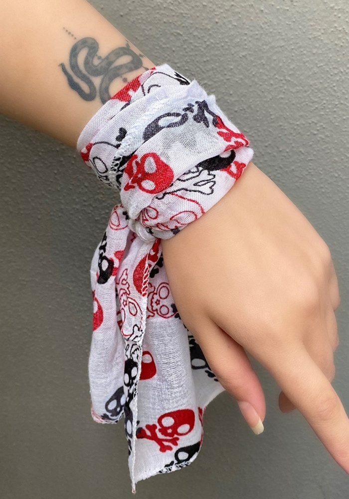 Beyaz Renk Kuru Kafa Desenli Unisex Fular