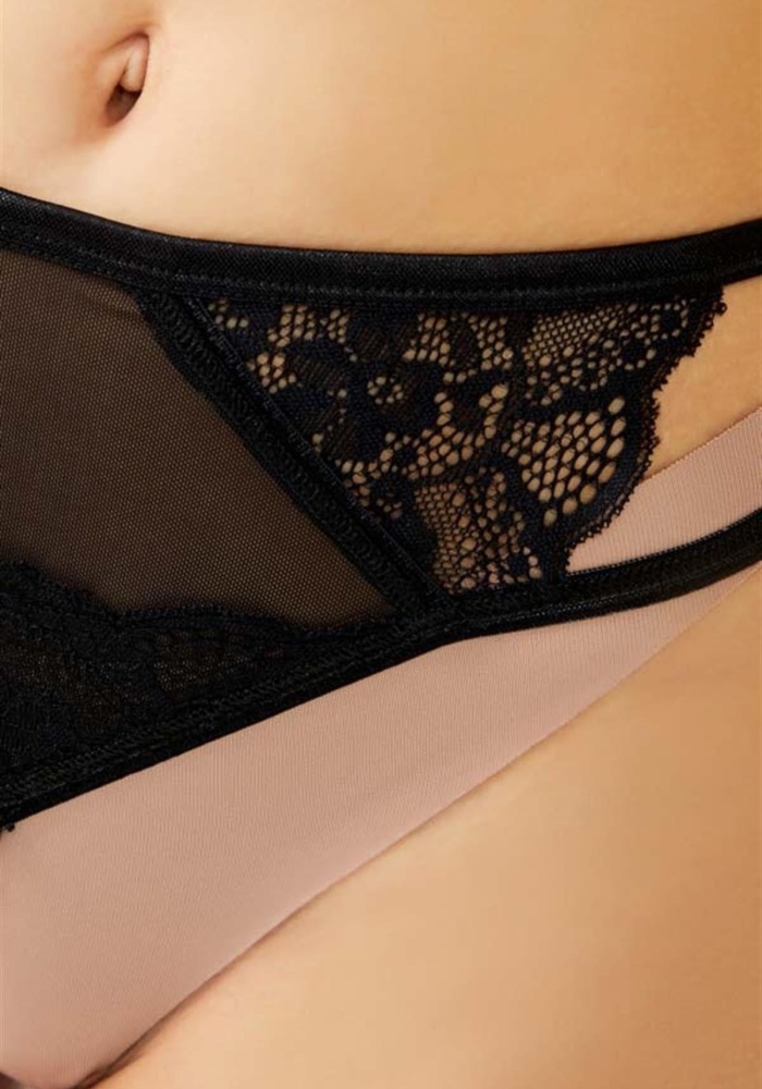 Dantelli Taş ve Tül Detaylı Özel Bölgesi Açık Kadın String Külot CH6110