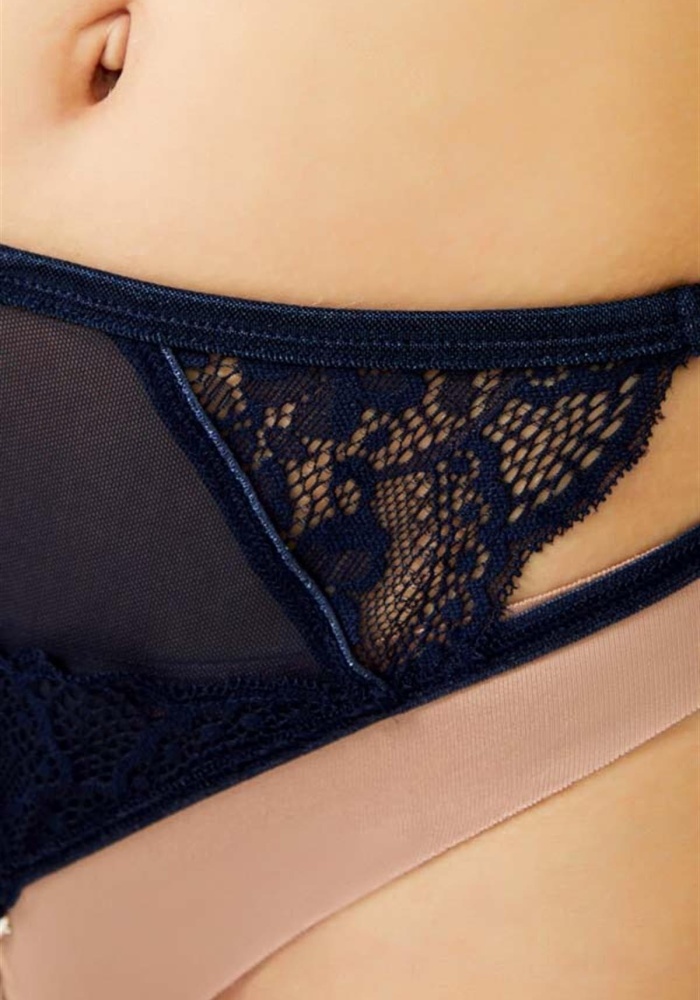 Dantelli Taş ve Tül Detaylı Özel Bölgesi Açık Kadın String Külot CH6110