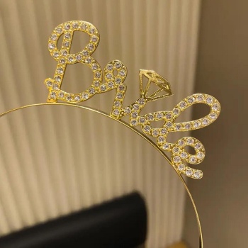 Altın Renkli Taşlı “Bride” Gelin Tacı – El Yazısı Yazı Tipiyle