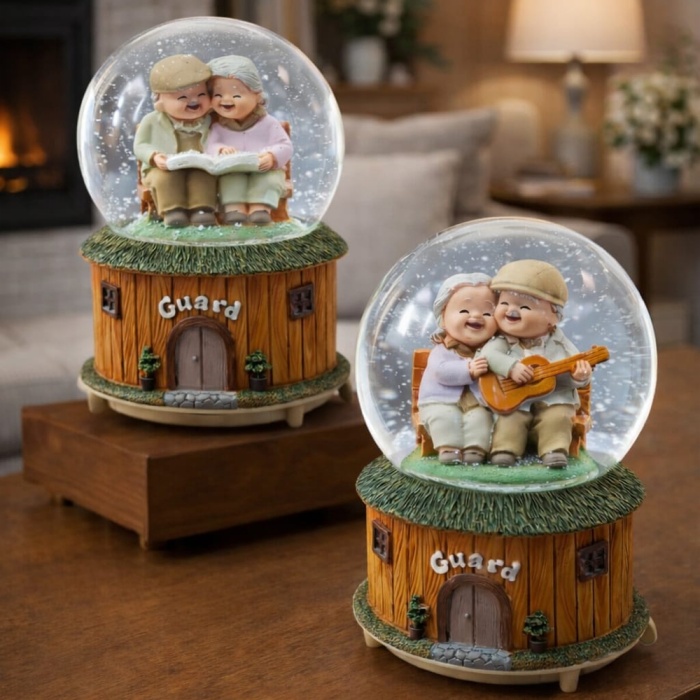 Mutlu Yaşlı Çiftler Tasarımlı Büyük Boy Püskürtmeli Kar Küresi