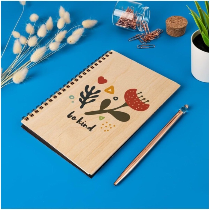 Be Kind Çiçek Tasarımlı 8 Cm X 12 Cm Ölçülerinde Çizgisiz 48 Yaprak Ahşap Kapaklı Defter