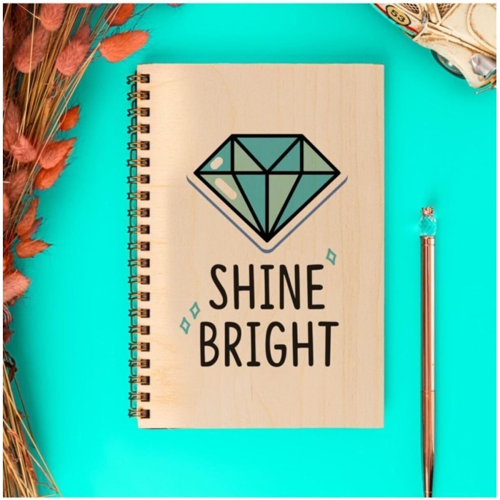 Shine Bright Tasarımlı 8 Cm X 12 Cm Ölçülerinde Çizgisiz 48 Yaprak Ahşap Kapaklı Defter