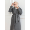 Kaşe Kaban – Uzun Boy Kruvaze Yaka Kuşaklı Tesettür Kaşe Kışlık Kaban, Astarlı Şık Yünlü Dokuma Oversize Rahat Kalıp Cepli Düğmeli Modern Kap Modeli - Gri