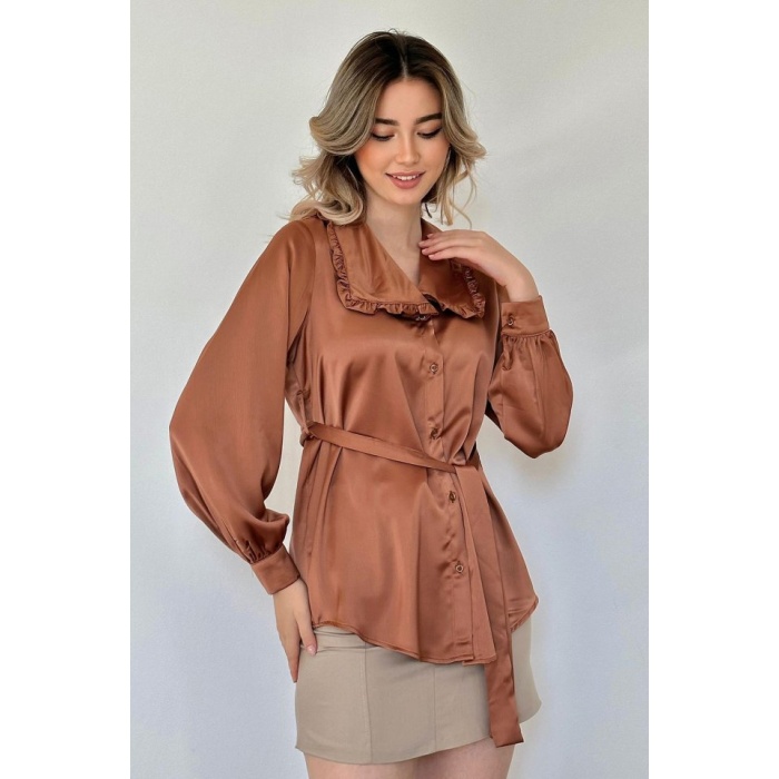 Kahverengi Yakası Fırfırlı Kuşaklı Saten Gömlek
