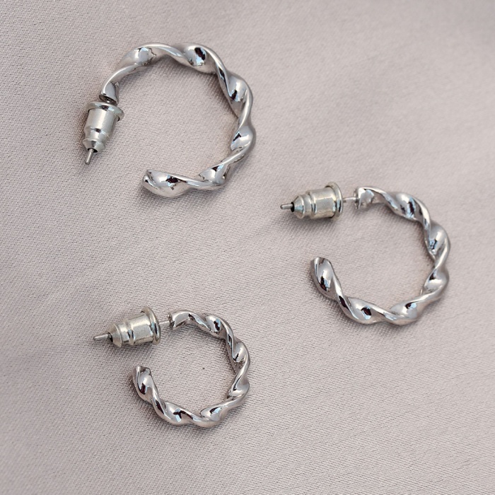 Burgu Model Gümüş Metal Küpe Seti