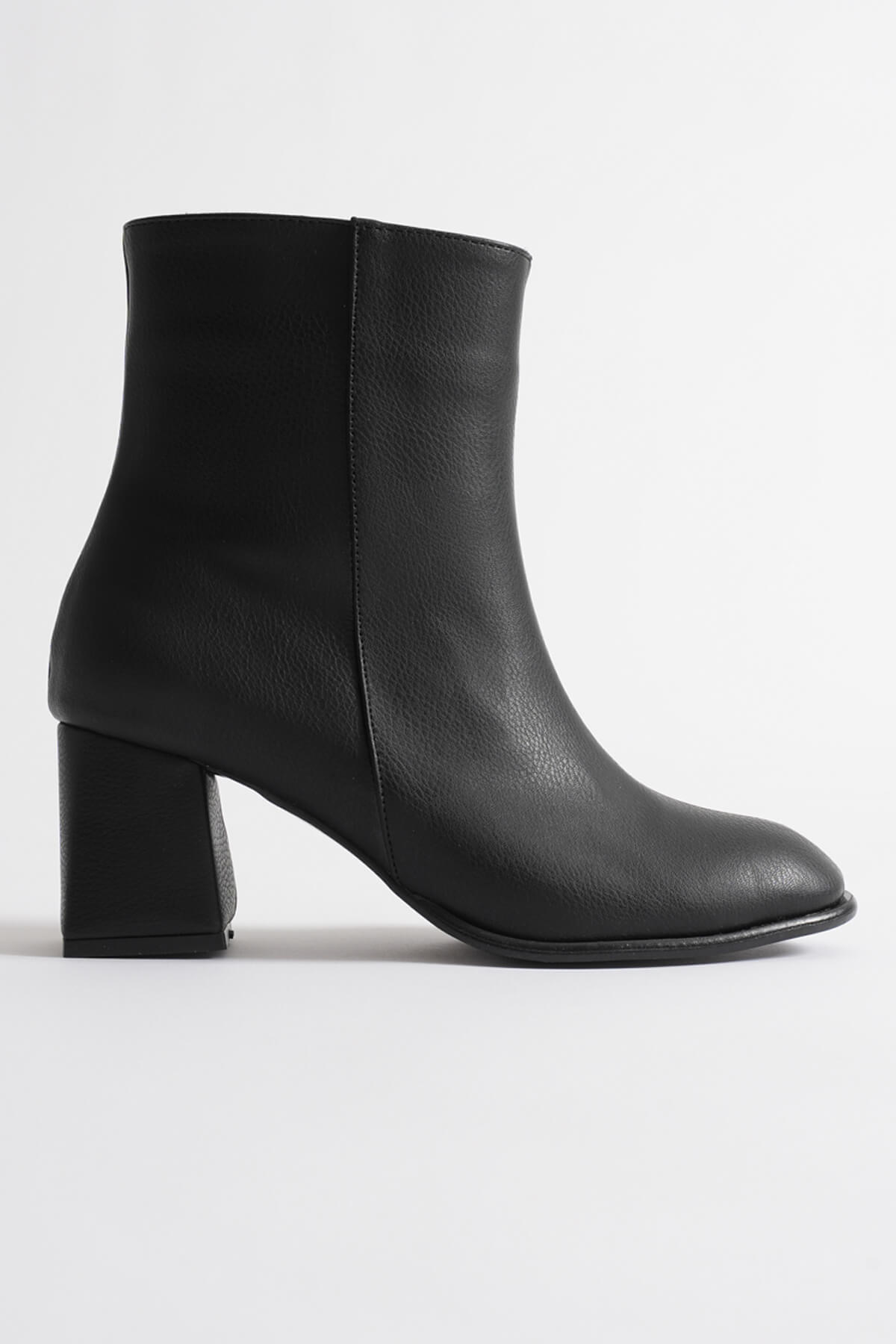 Kadın Kışlık Siyah Kalın Topuklu Bot TR12MK04A