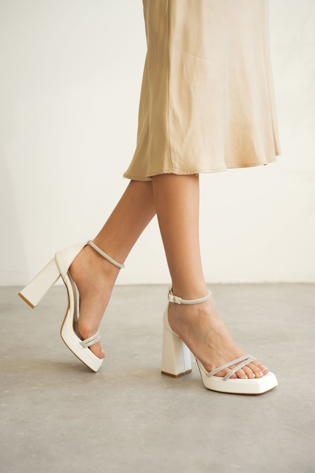 Kadın Beyaz Topuklu Sandalet TR12MY01B