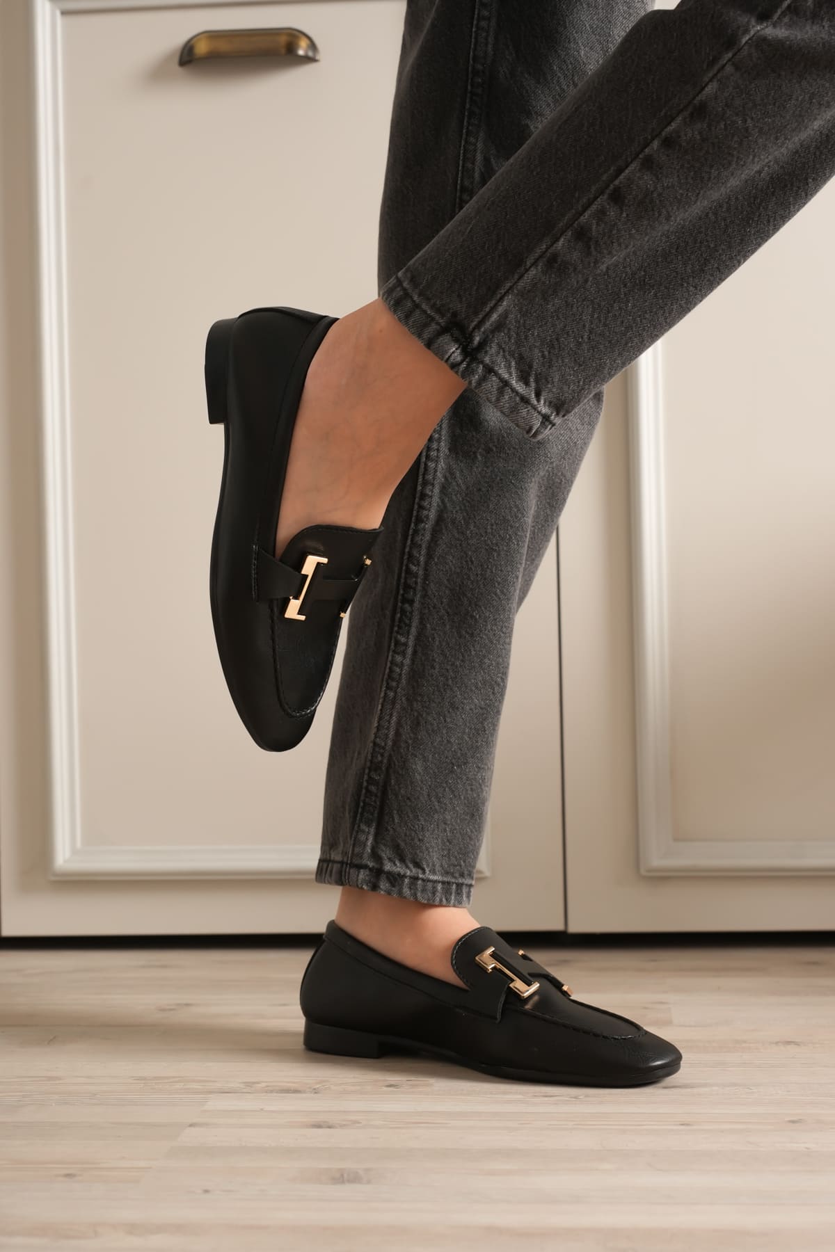 Kadın Siyah Şık Tokalı Günlük Ayakkabı TR27MS05A