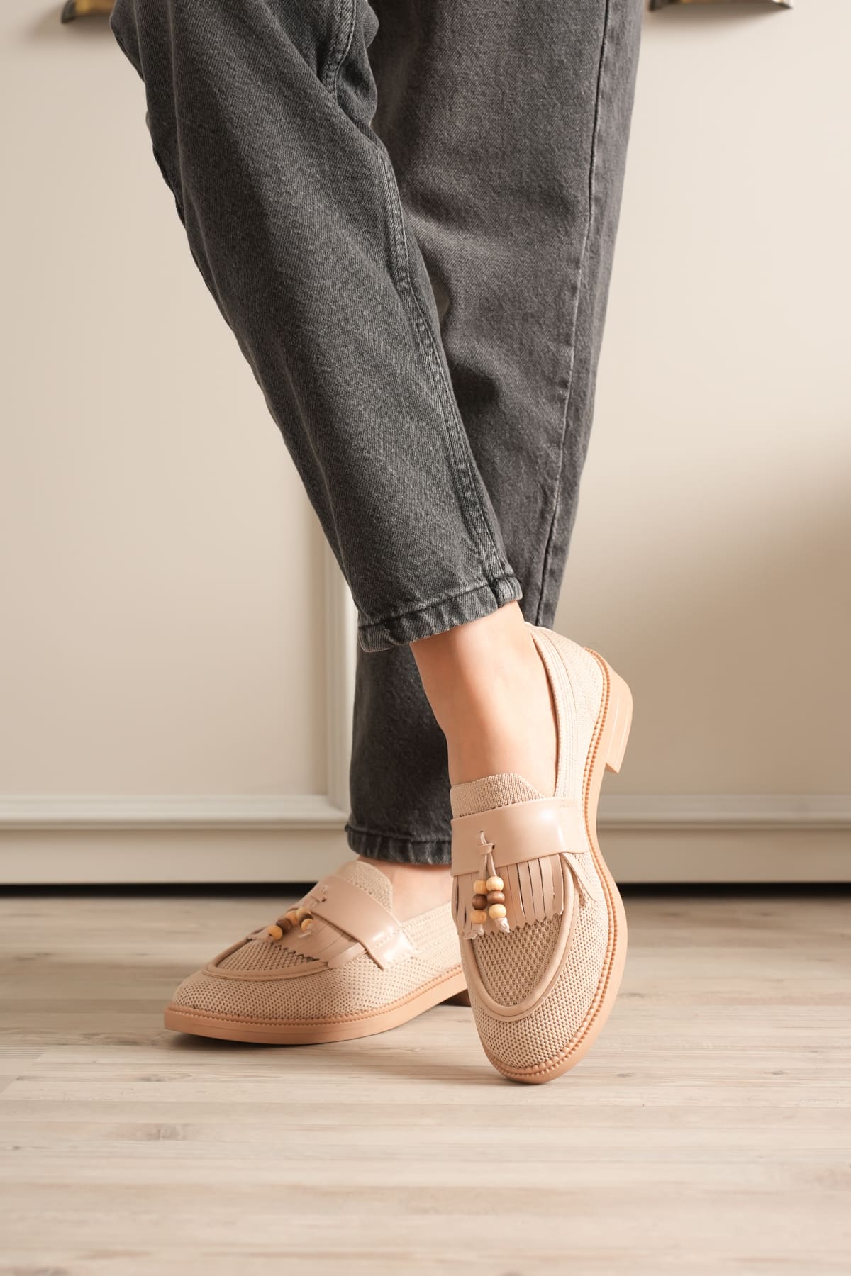 Kadın Bej Boncuk Püsküllü Günlük Kısa Topuklu Ayakkabı TR30MS01B