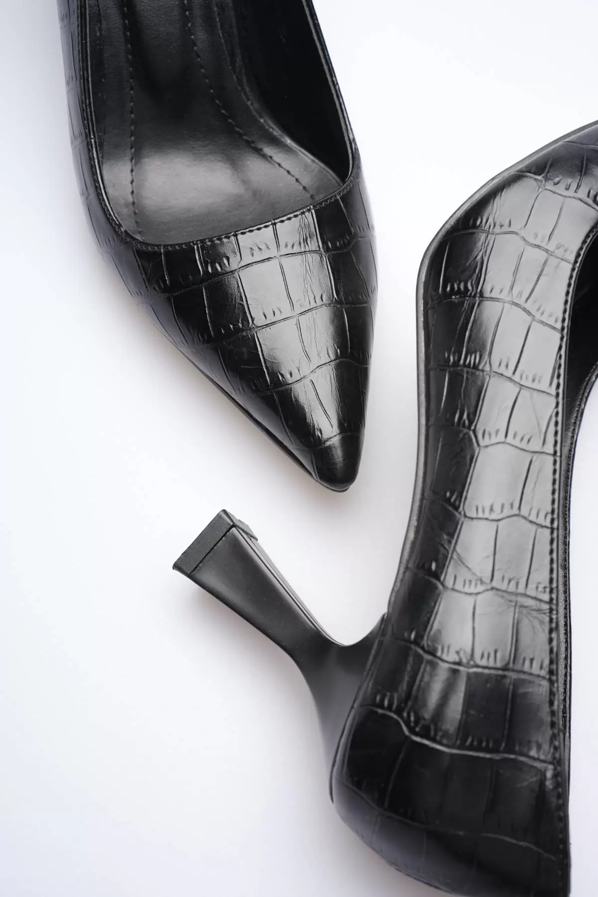 Siyah Kroko Sivri Burun Orta Topuklu Kadın Stiletto TR20MS02F