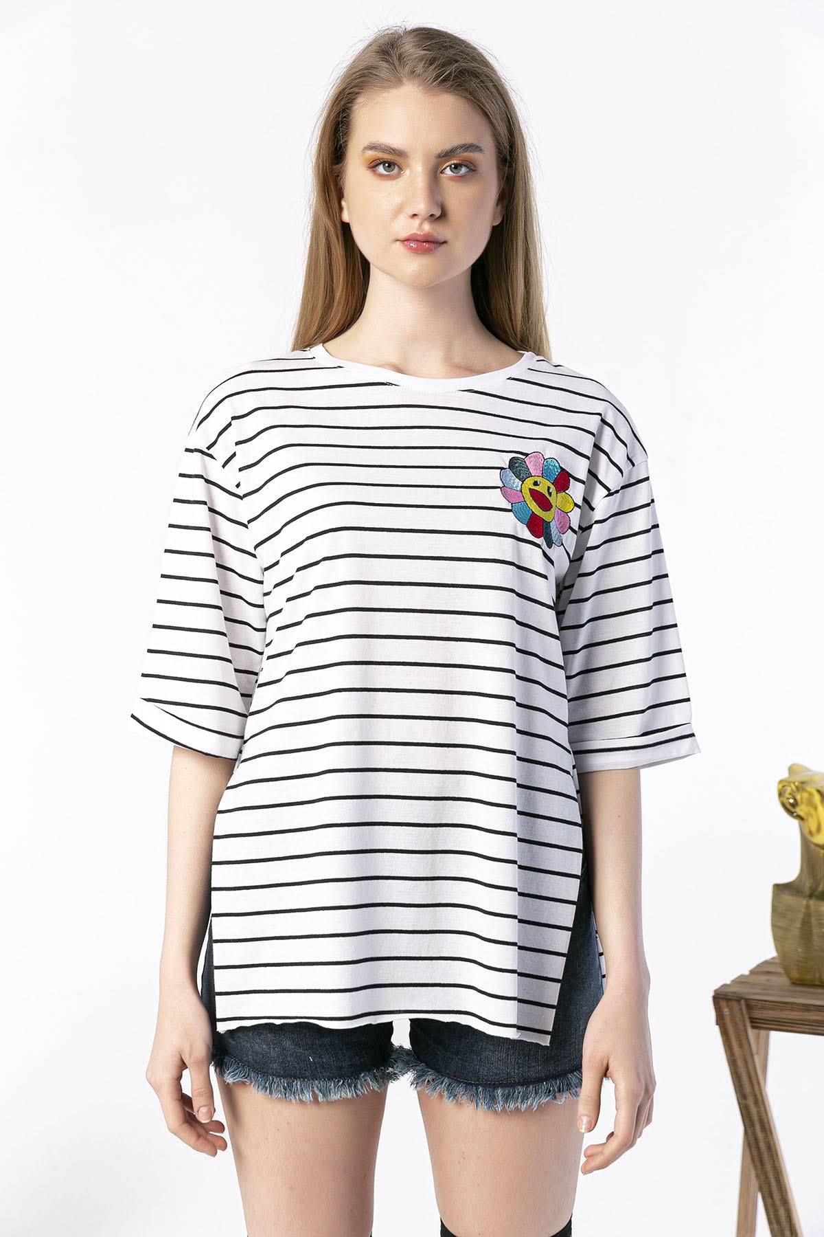 Kadın Oversize Papatya Nakış İşlemeli Çizgili Tshirt