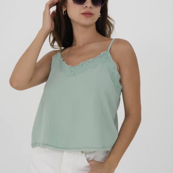 Mint yeşili dantel detay askılı crop