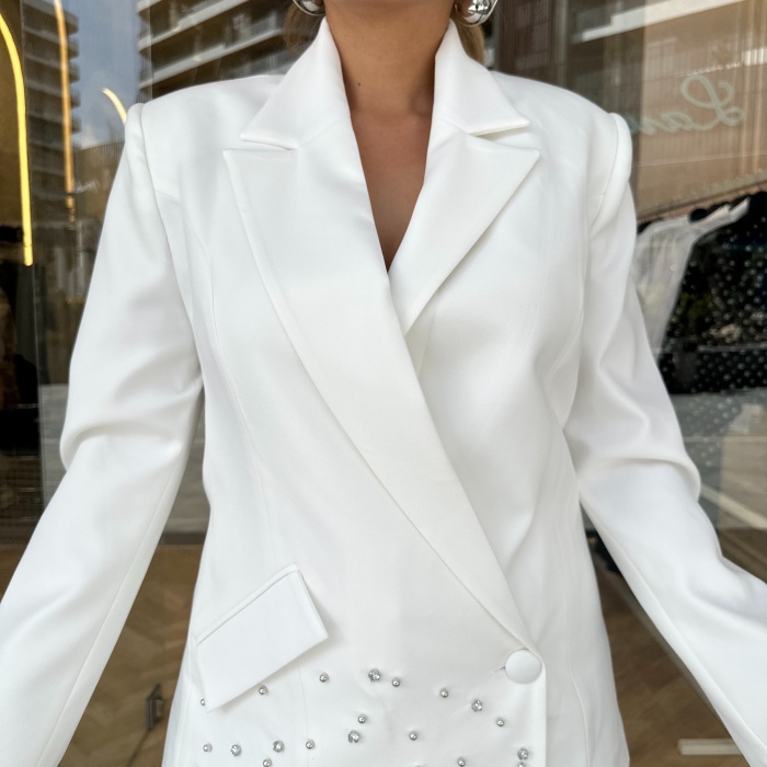 Beyaz Sağ Etek Ucu Çakma Taş Detaylı Ceket