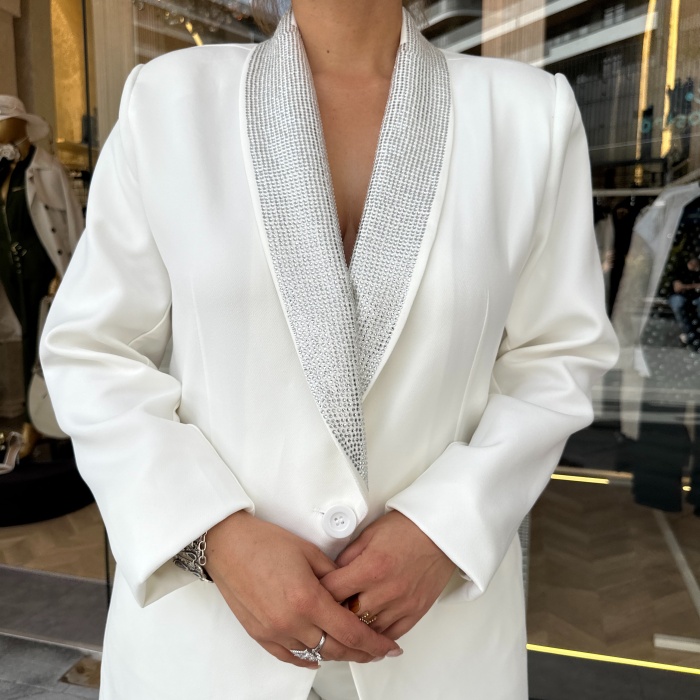 Beyaz Yakası Taş İşlemeli Tasarım Ceket