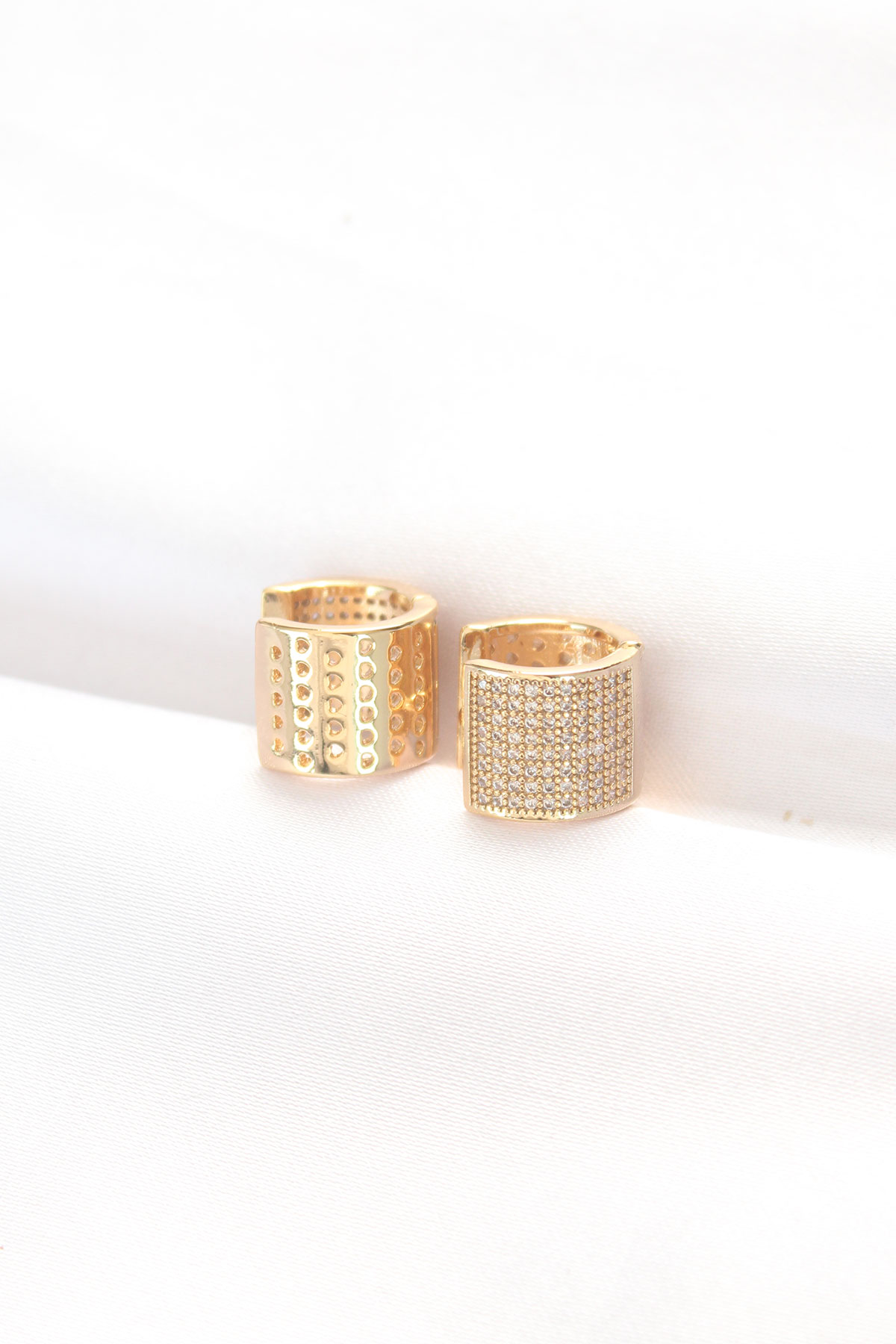Pirinç  Gold Renk Taşlı Minimal Küpe