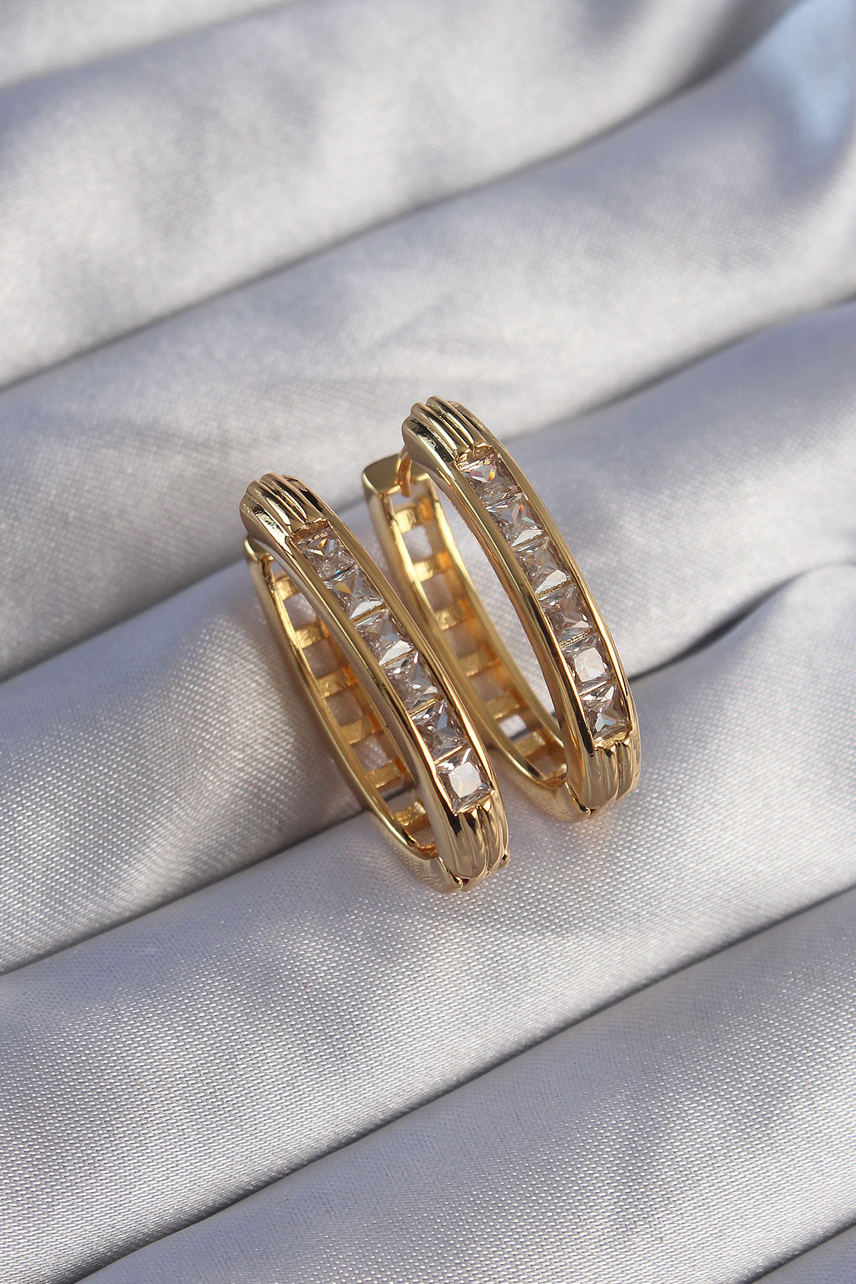 Pirinç  Gold Renk Zirkon Taşlı Oval Model Küpe