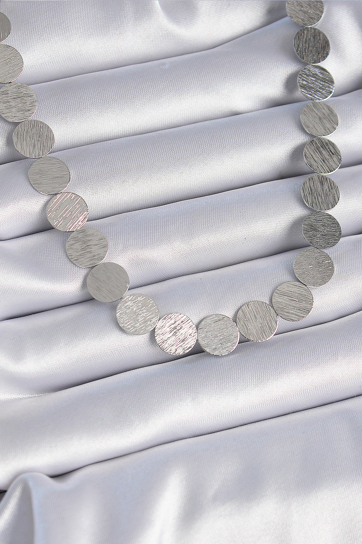 Özel Seri Pirinç Gümüş Renk Daire Plaka Model Kadın Kolye