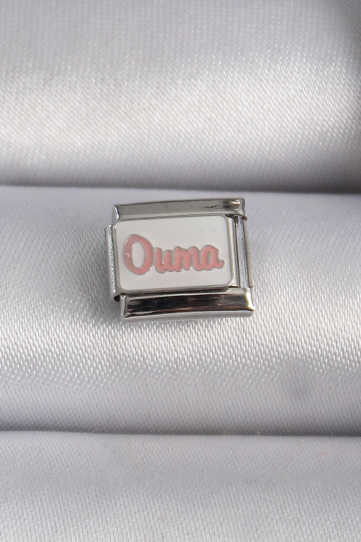 Çelik  Renk Beyaz Pembe Ouma İşlemeli Nomination Charm