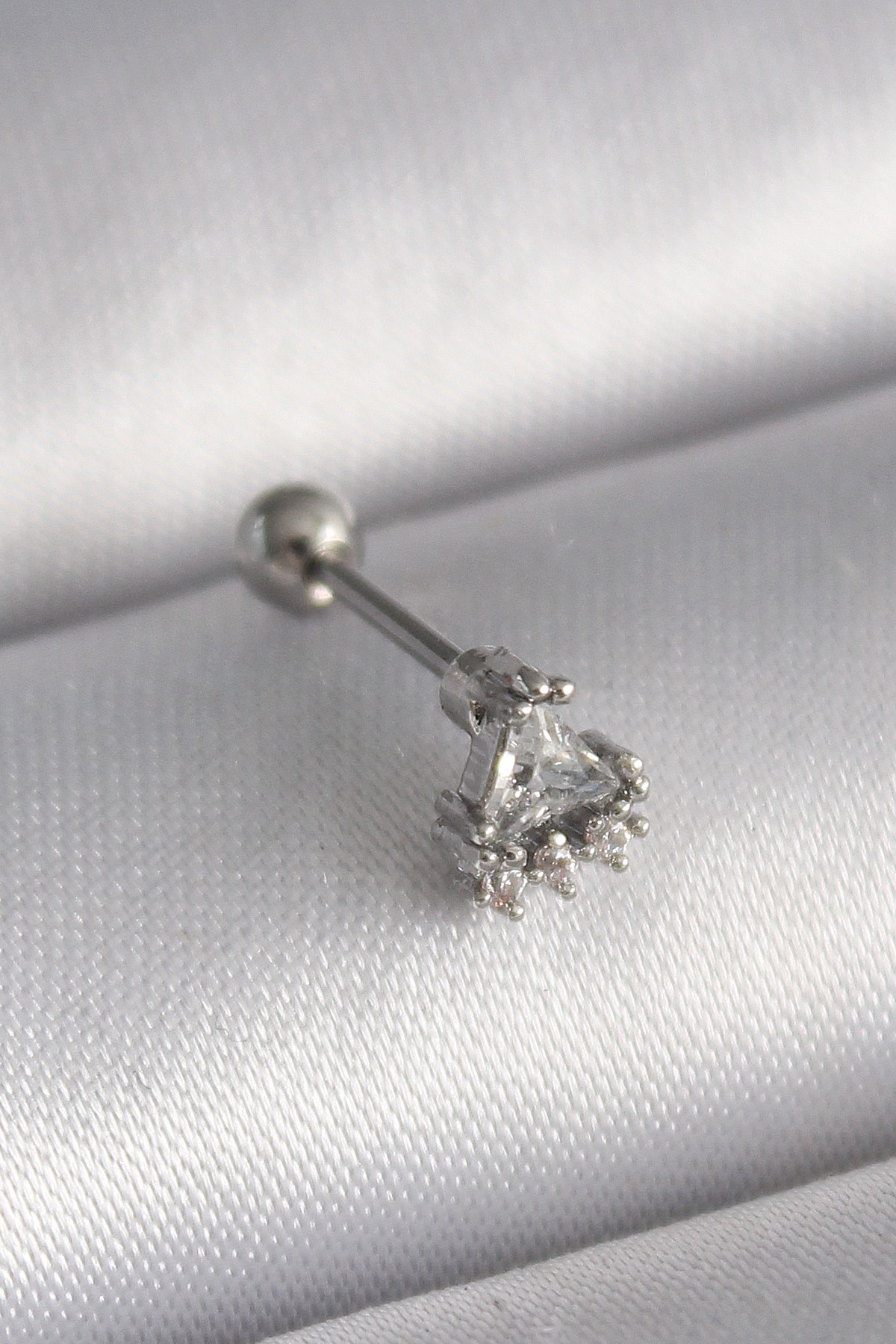 Çelik  Renk Üçgen Zirkon Taşlı Tragus Piercing