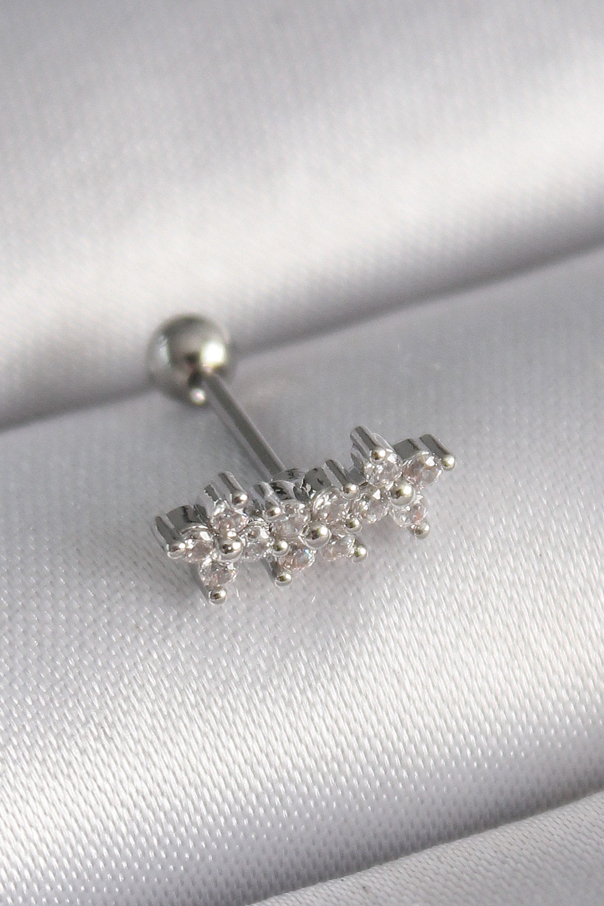 Çelik  Renk Zirkon Taşlı Yonca Tragus Piercing