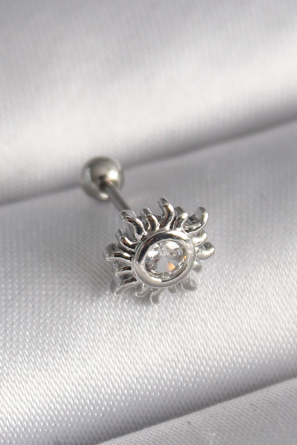 Çelik  Renk Zirkon Taşlı Güneş Tragus Piercing