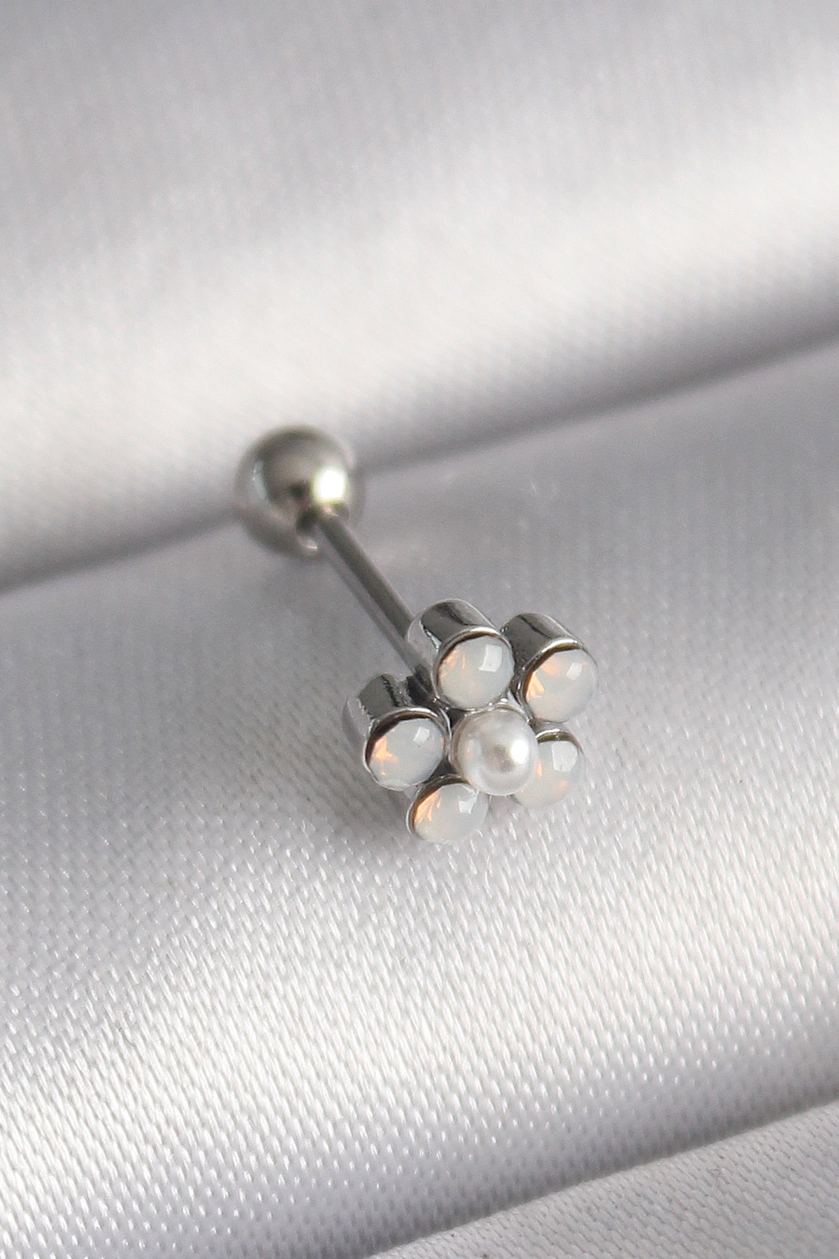 Çelik  Renk Zirkon Taşlı Çiçek Model Tragus Piercing
