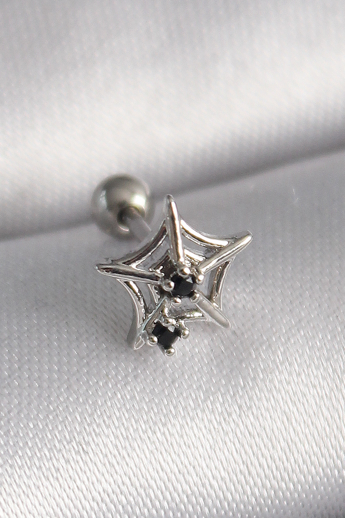 Çelik  Renk Siyah Zirkon Taş Detay Örümcek Ağ Model Tragus Piercing