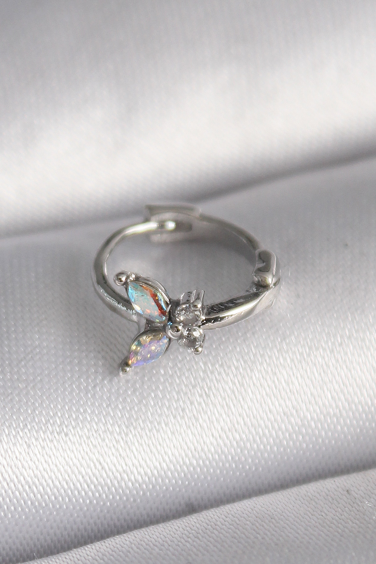 Çelik  Renk Zirkon Taşlı Kelebek Model Tragus Piercing