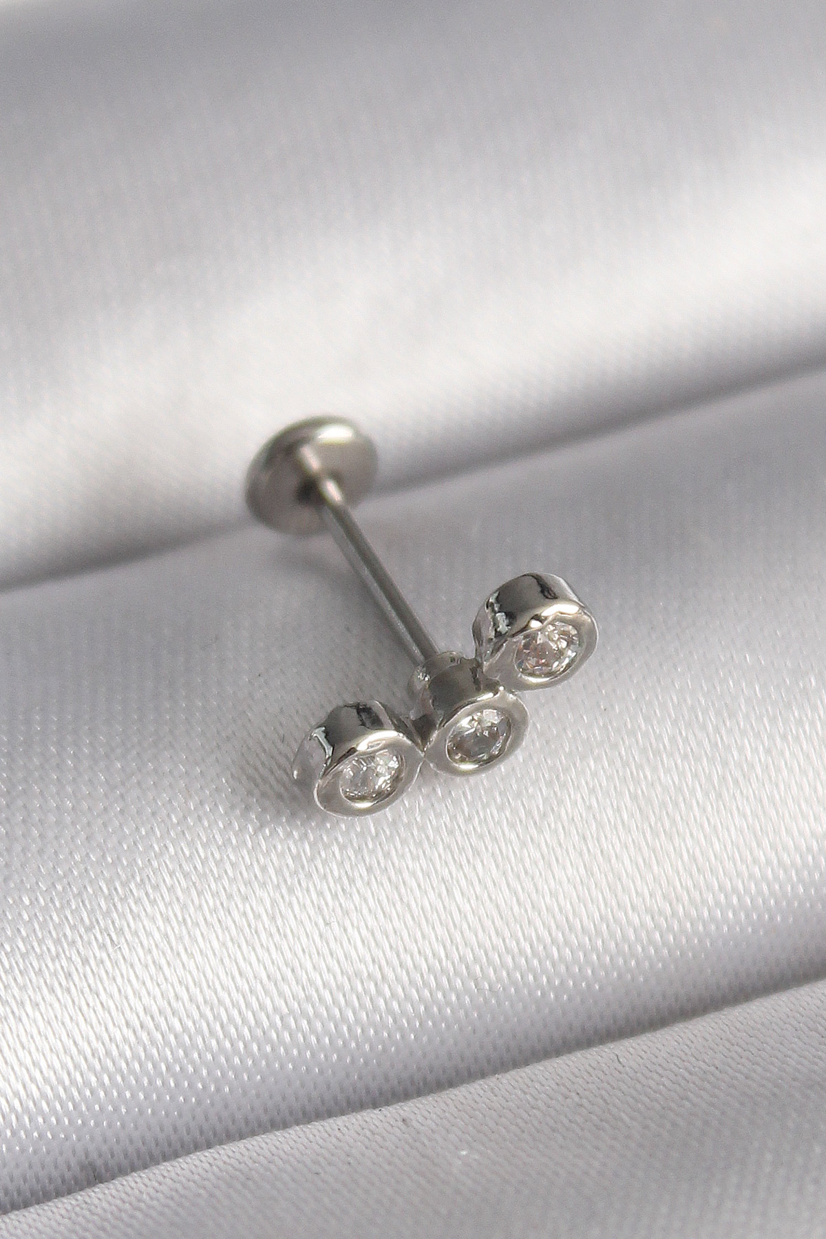 Çelik  Renk Zirkon Taşlı Tragus Piercing