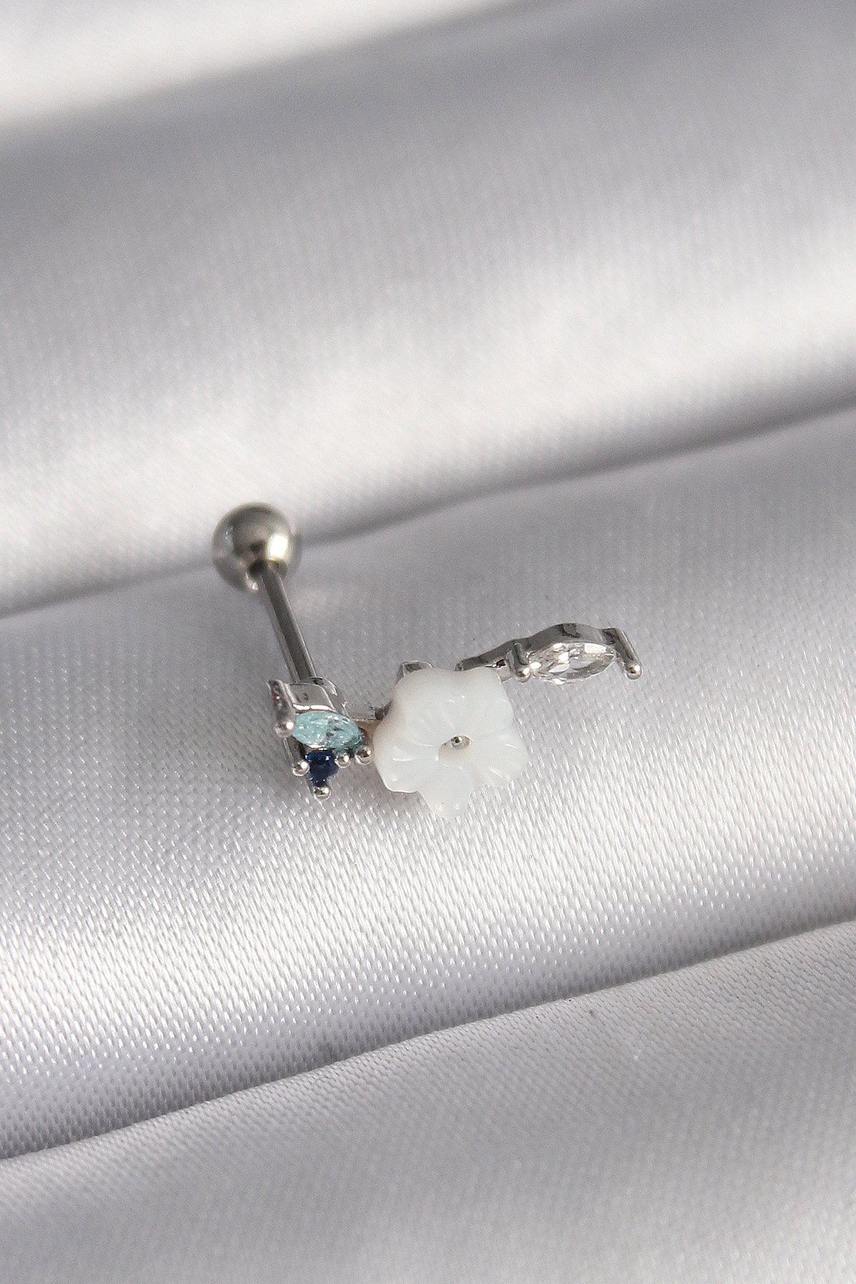 Çelik  Renk Zirkon Taş Detay Beyaz Çiçek Model Tragus Piercing